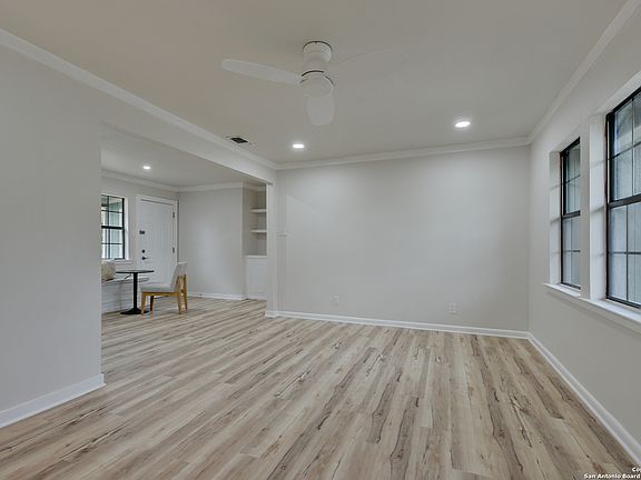 4th image of 302 STOREYWOOD DR