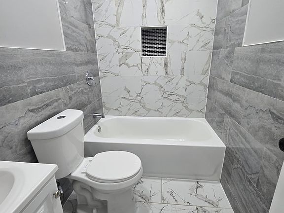 2nd image of 125-127 Redwood Ave #2CA