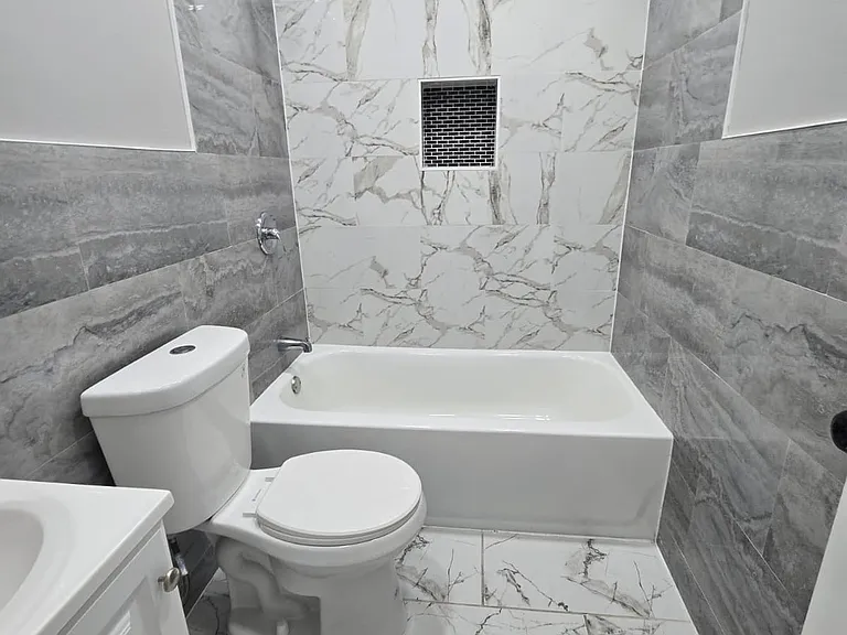 125-127 Redwood Ave #2C — Photo 2
