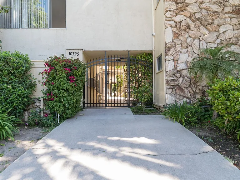 10725 Acama St — Photo 2