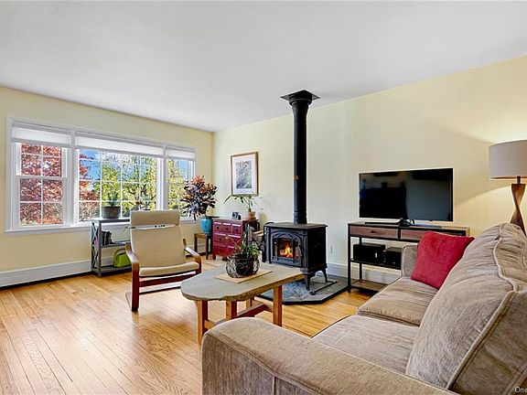 4th image of 406 Tompkins Ave