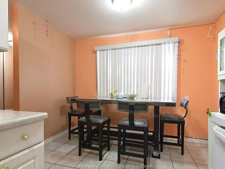 5468 Lassaline Ave — Photo 5