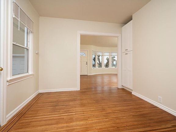 5th image of 545 Elm Ave