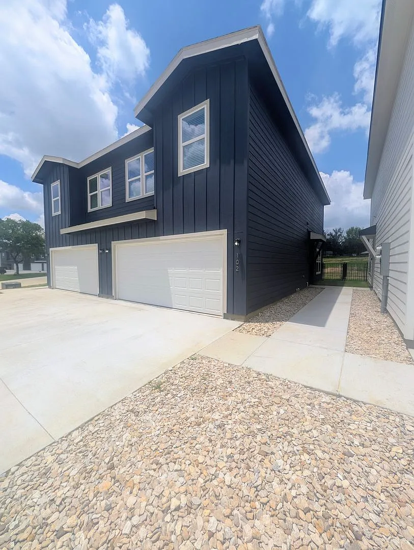 Brand New Duplex in New East Parks Community — Photo 2