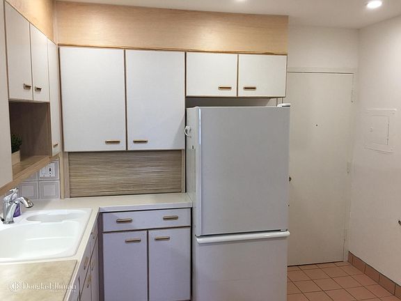 3rd image of 555 SE 6th Ave APT 5G