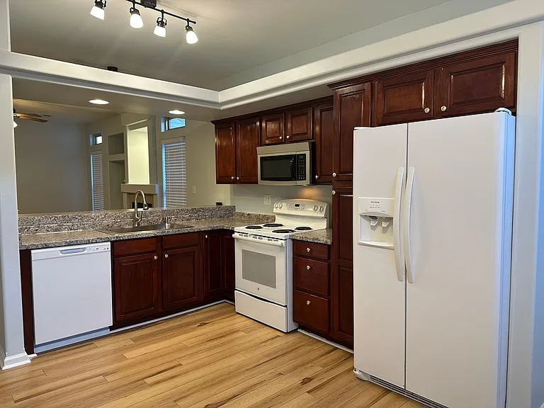 333 Spring Valley Ln — Photo 6