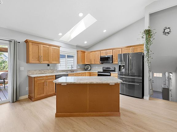 5th image of 2665 NE 3rd Ct