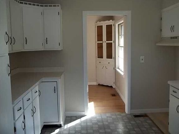 5th image of 141 S Plum St
