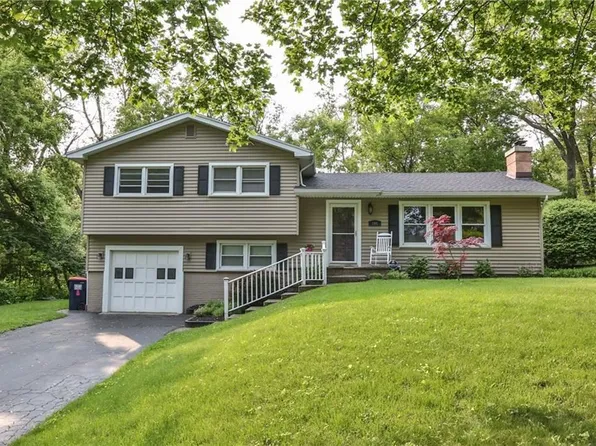105 Burrows Hills Dr, Rochester, NY 14625