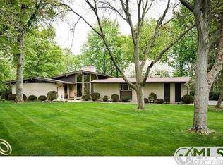 30300 Woodhaven Ln, Beverly Hills, MI 48025