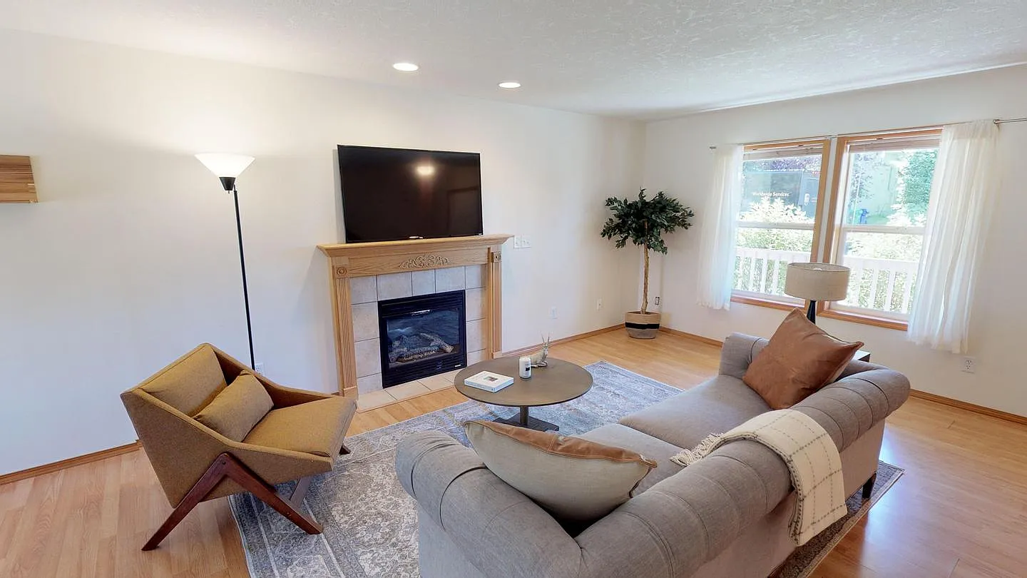Great-Value Concordia living! Spacious 5BR home near Alberta Park — Photo 3