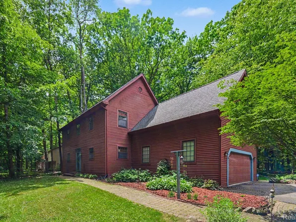 1435 Rolling Hills Dr, Howell, MI 48843