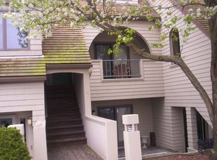 5 Weetamoe Farm Dr, Bristol, RI 02809