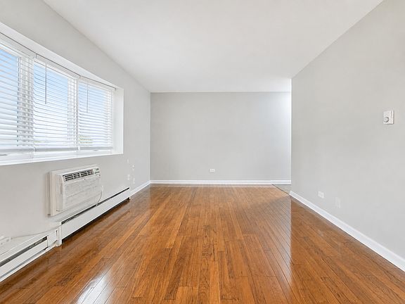 5th image of 5920 N Kenmore Ave APT 202