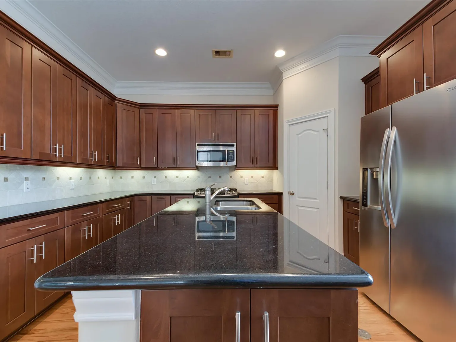 3 bed, 3.5 bath, 2328 sqft, $2,900 — Photo 3