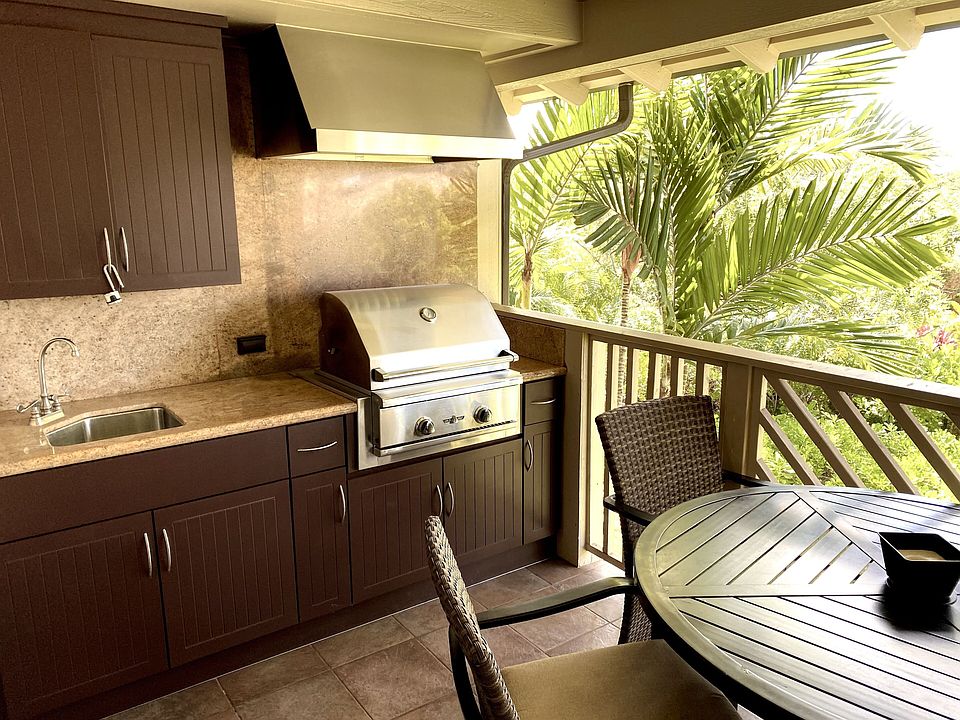Lanai with BBQ overlooking the pool