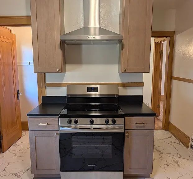 [LOWER UNIT]: New stainless steel hood and range stove/oven