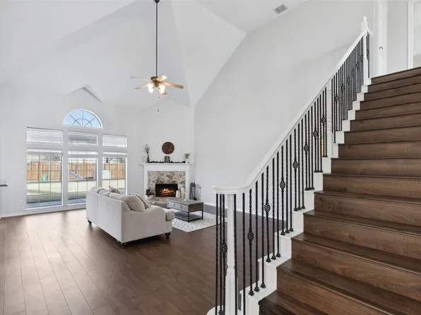 545 Riverbed Dr, Crowley, TX 76036