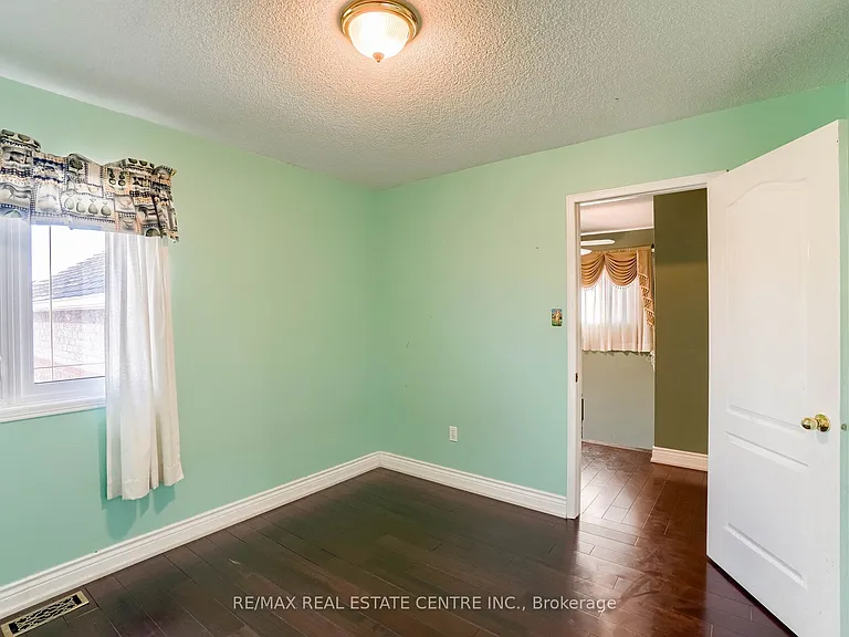 3725 Althorpe Cir N — Photo 29