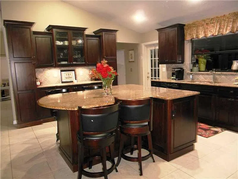 4 bed, 2066 sqft, $2,950 — Photo 4