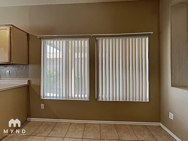 685 E Cantebria Dr — Photo 11