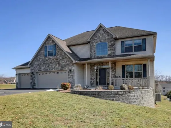 2385 Castlegreen Dr, Greencastle, PA 17225