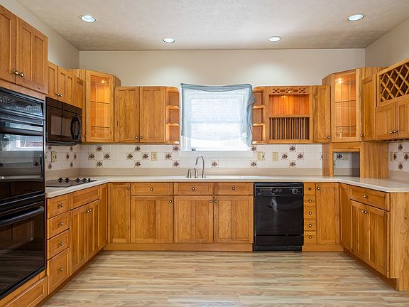 3rd image of 10 E Walnut St