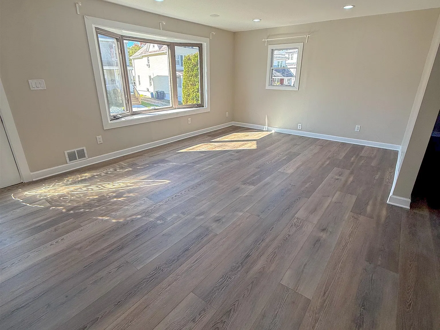 3 bed, 1.0 bath, 1000 sqft, $3,000 — Photo 3