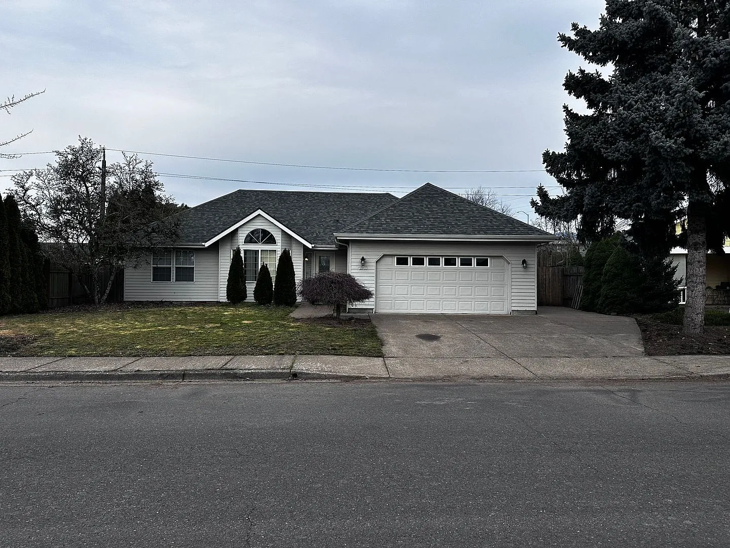 Beautiful 3-bedroom Home In The Cal Young Neighborhood — Photo 3