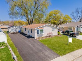 1528 Pawnee Rd, Carpentersville, IL 60110