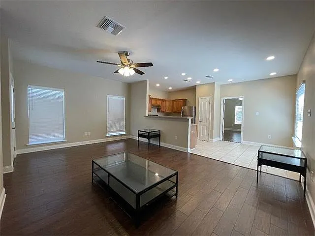 3 bed, 2.0 bath, 1330 sqft, $2,500 — Photo 2