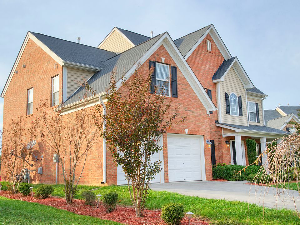 Great Curb Appeal!