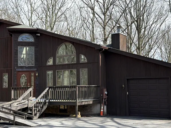 806 Gaskin Ct, Lords Valley, PA 18428