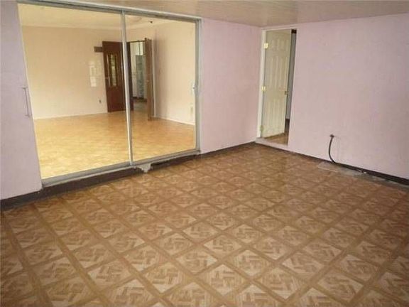 5th image of 723 Saugerties Ave