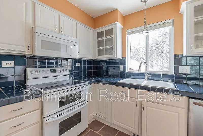 3 bed, 3.0 bath, 2108 sqft, $2,395 — Photo 4