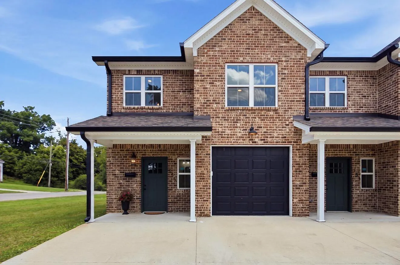 3 bed, 2.5 bath, 1600 sqft, $1,795 — Photo 2