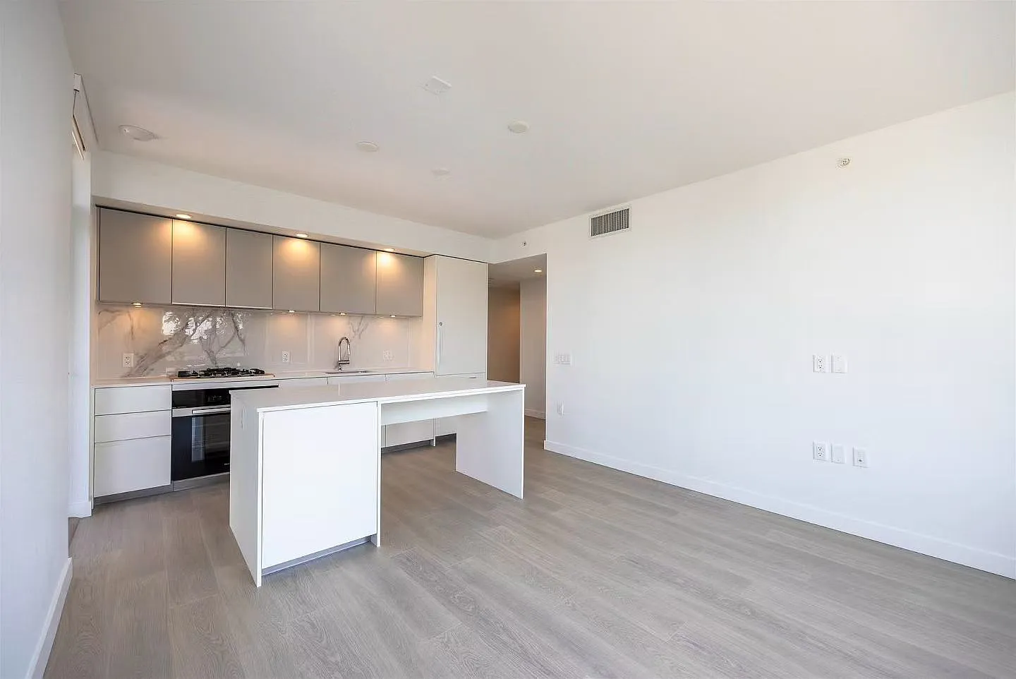 2 bed, 906 sqft, $3,150 — Photo 3