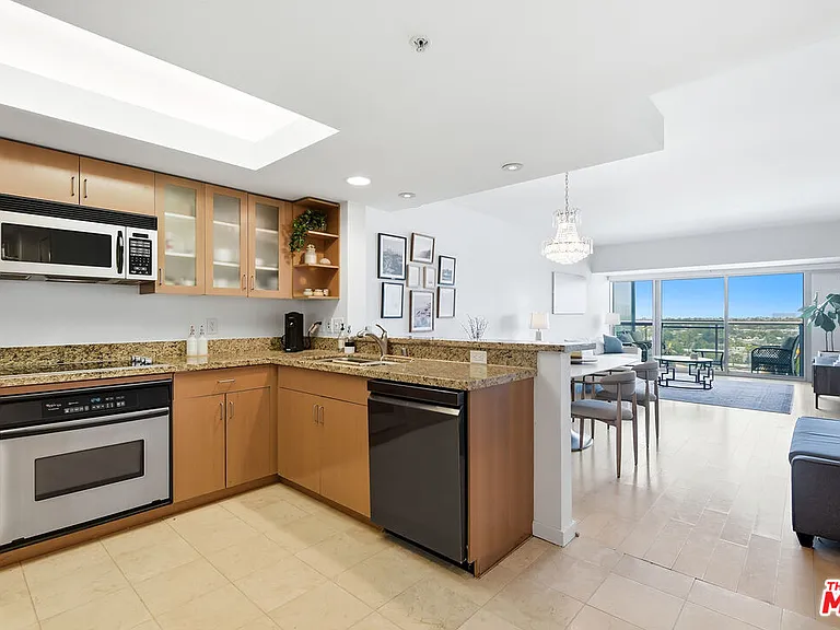 13700 Marina Pointe Dr #910 — Photo 1