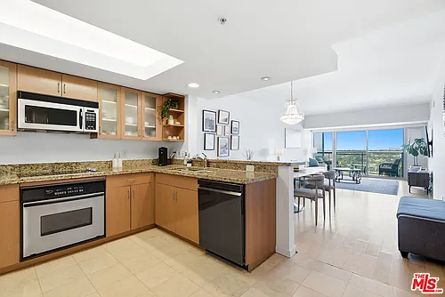 13700 Marina Pointe Dr #910 Photo 1