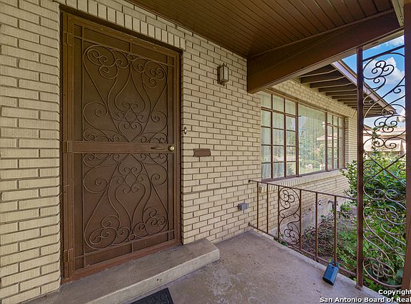 4th image of 2402 W Summit Ave