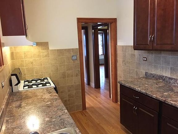 5th image of 2219 W Montrose Ave APT 2