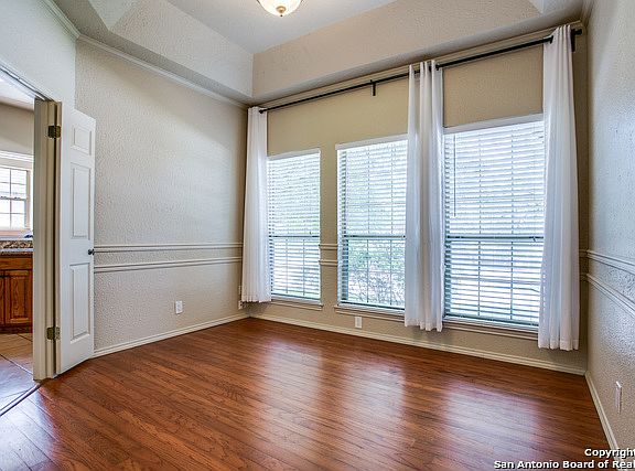 5th image of 726 Stoneway Dr
