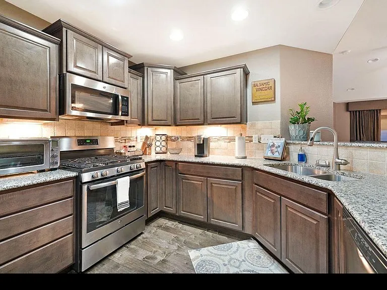 824 Yellow Jasper Point — Photo 3