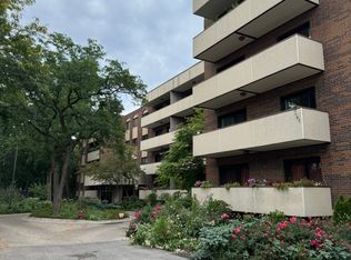 9244 Gross Point Rd APT 103, Skokie, IL 60077