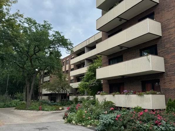 9244 Gross Point Rd APT 103, Skokie, IL 60077