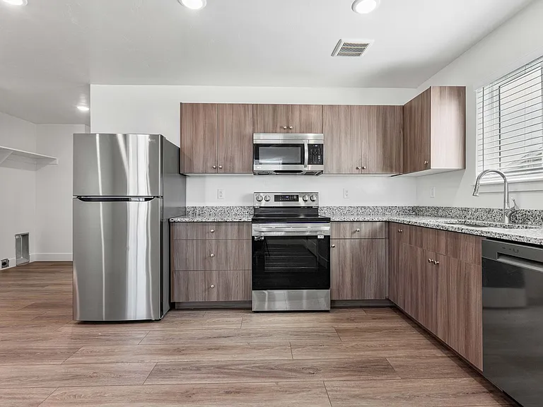3 Bedroom 1.5 Bathroom — Photo 1