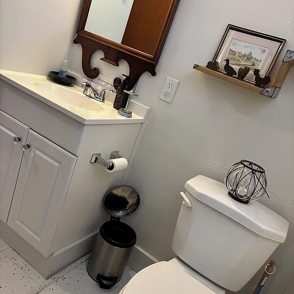 bathroom - some decor will be removed