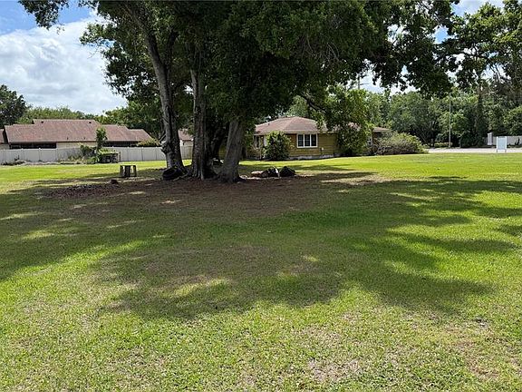 3rd image of 4611 Fruitville Rd