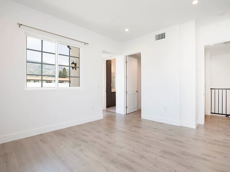 1029 Melrose Ave #104 — Photo 43