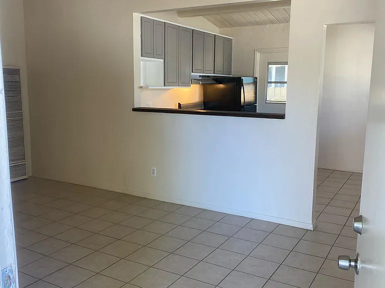 1034 E Grand Ave — Photo 5